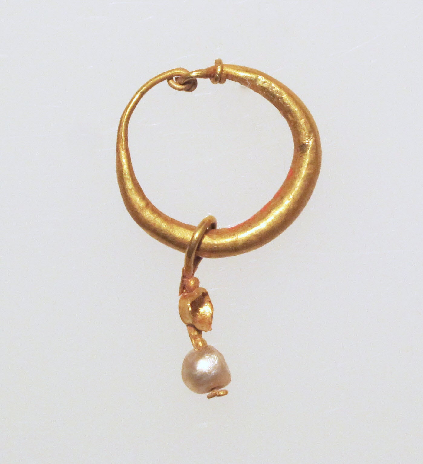 Ancient roman gold earring with pearl