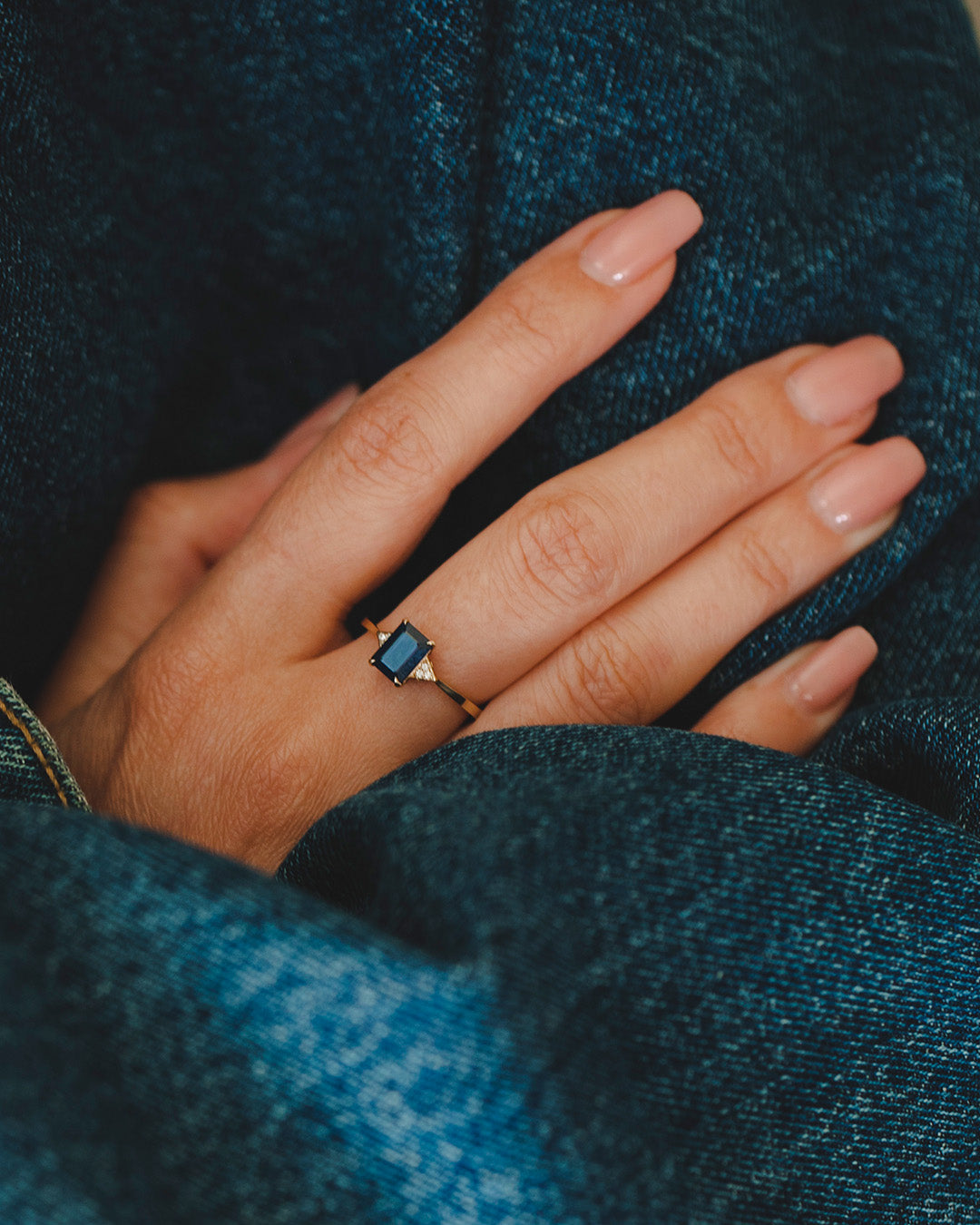 Meghan Ring With Sapphire and diamonds