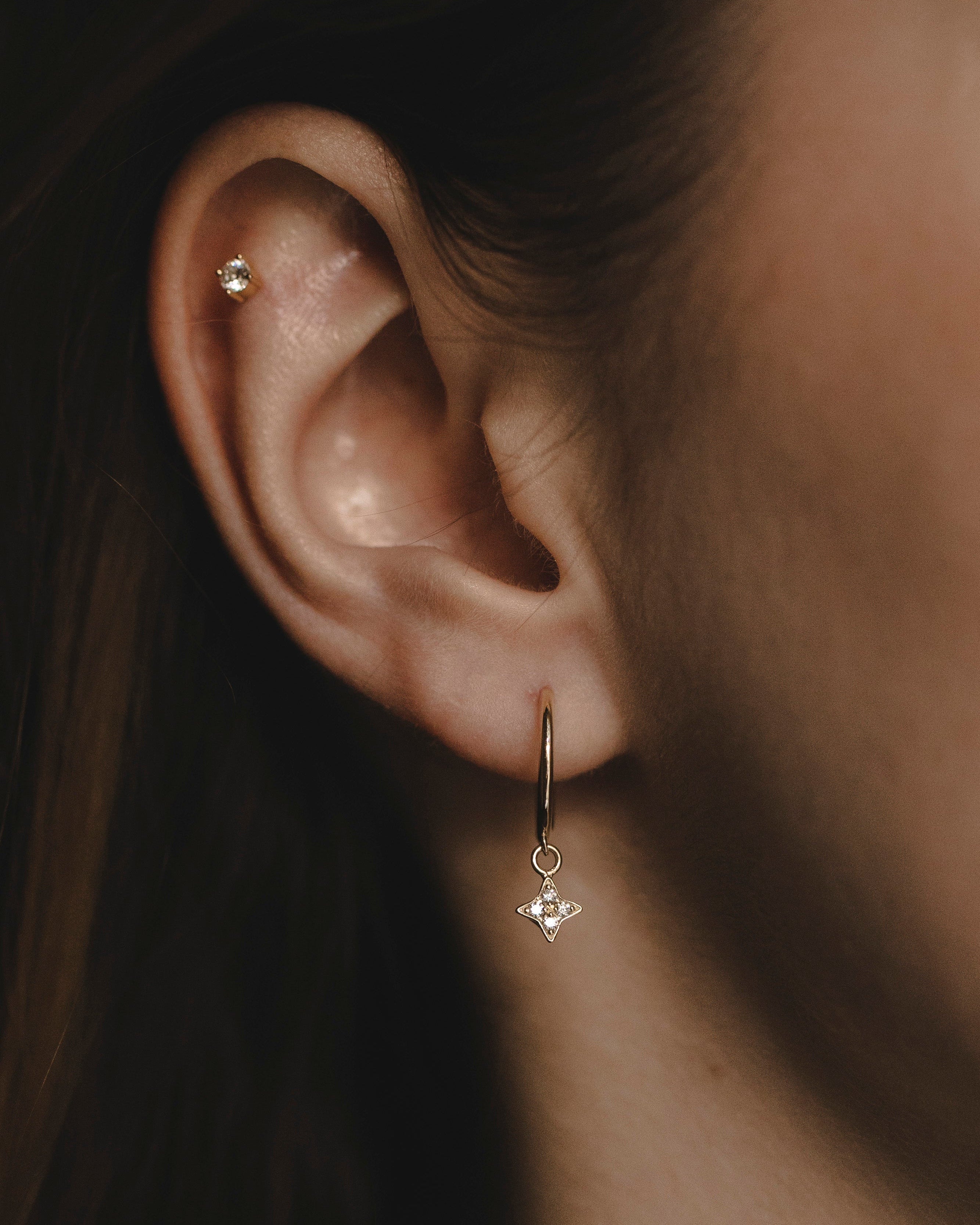 kelly hoop venus white diamond gold earring
