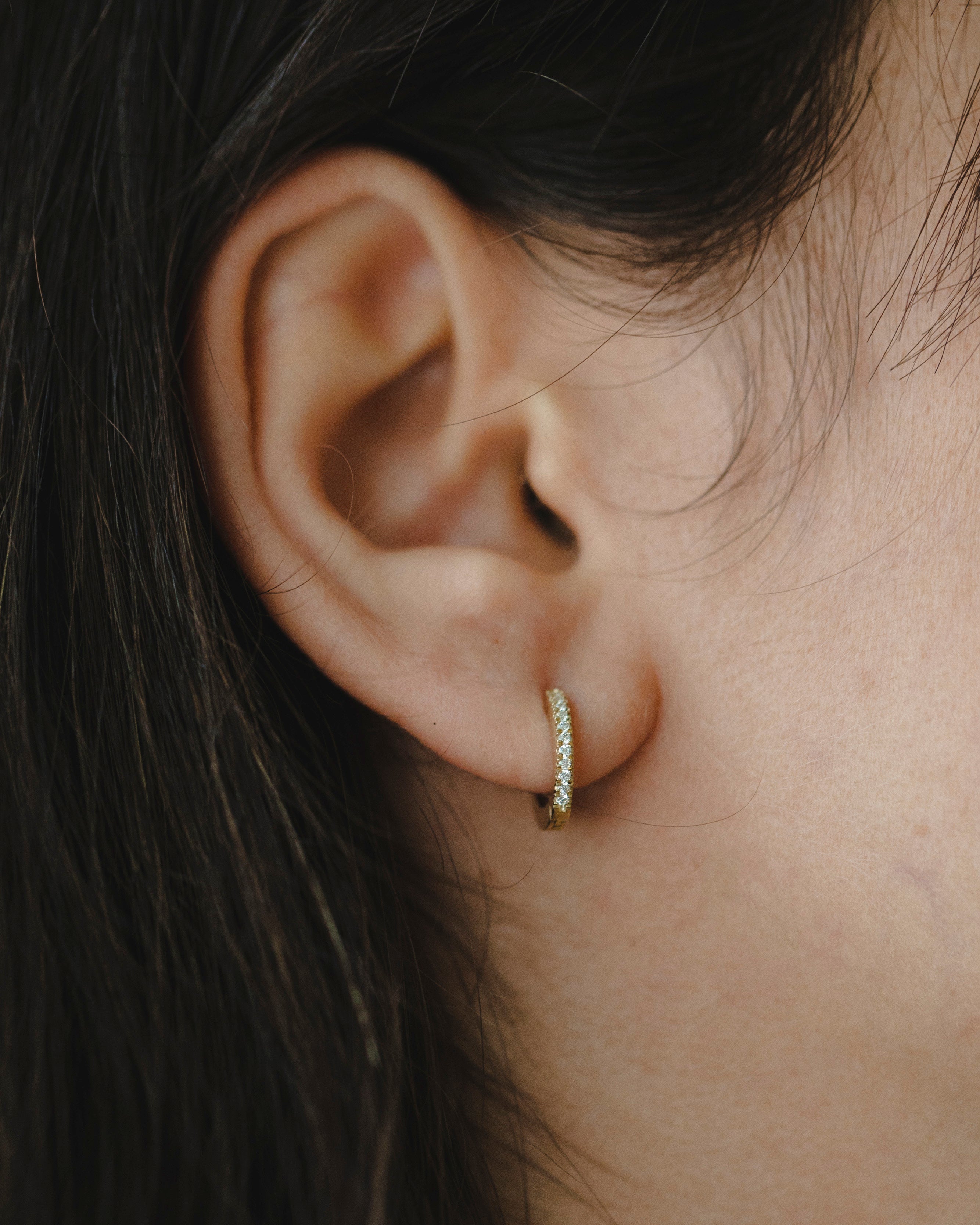Khloé Medium Hoop Gold Earring with White Diamonds