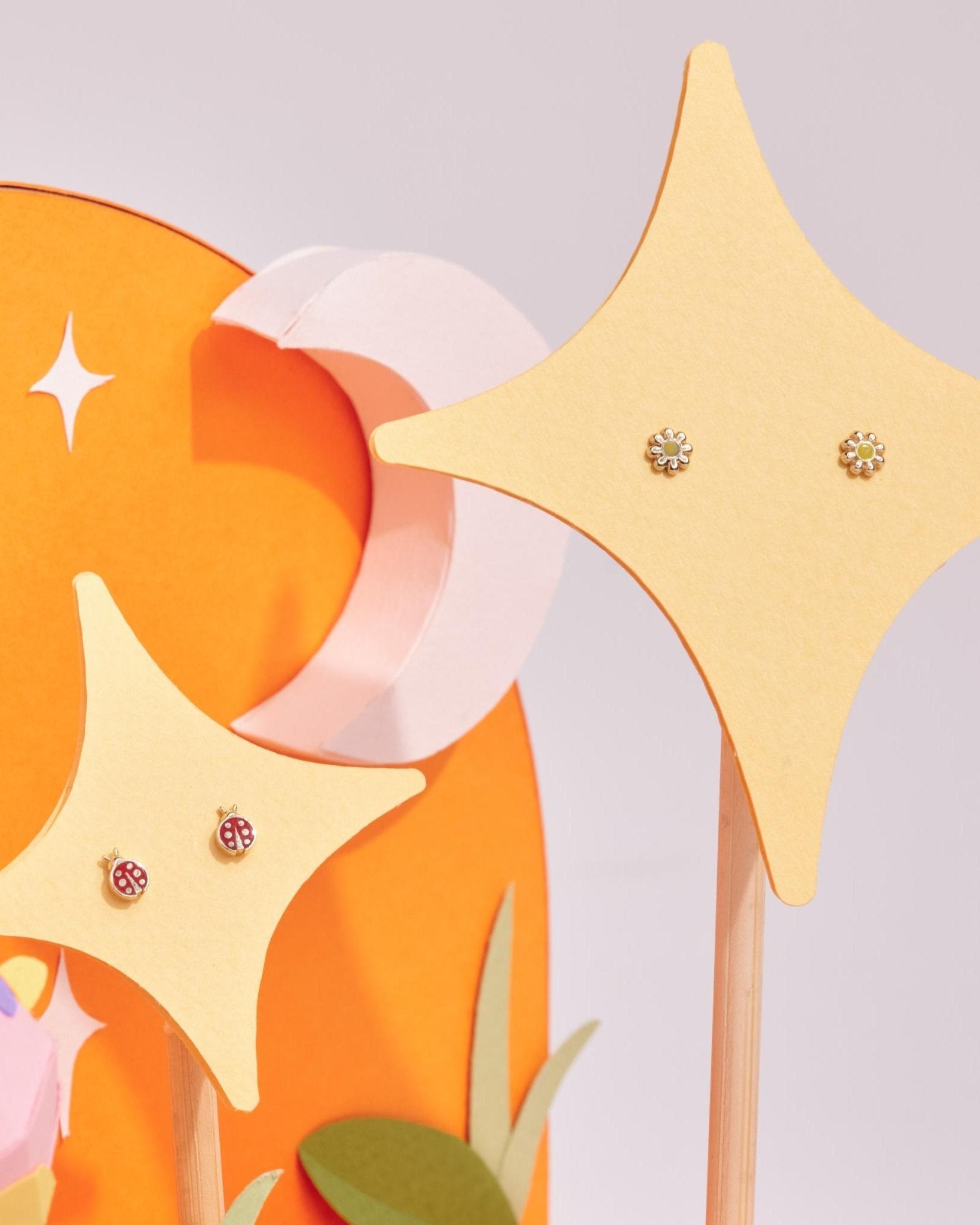 Gold daisy flower earring
