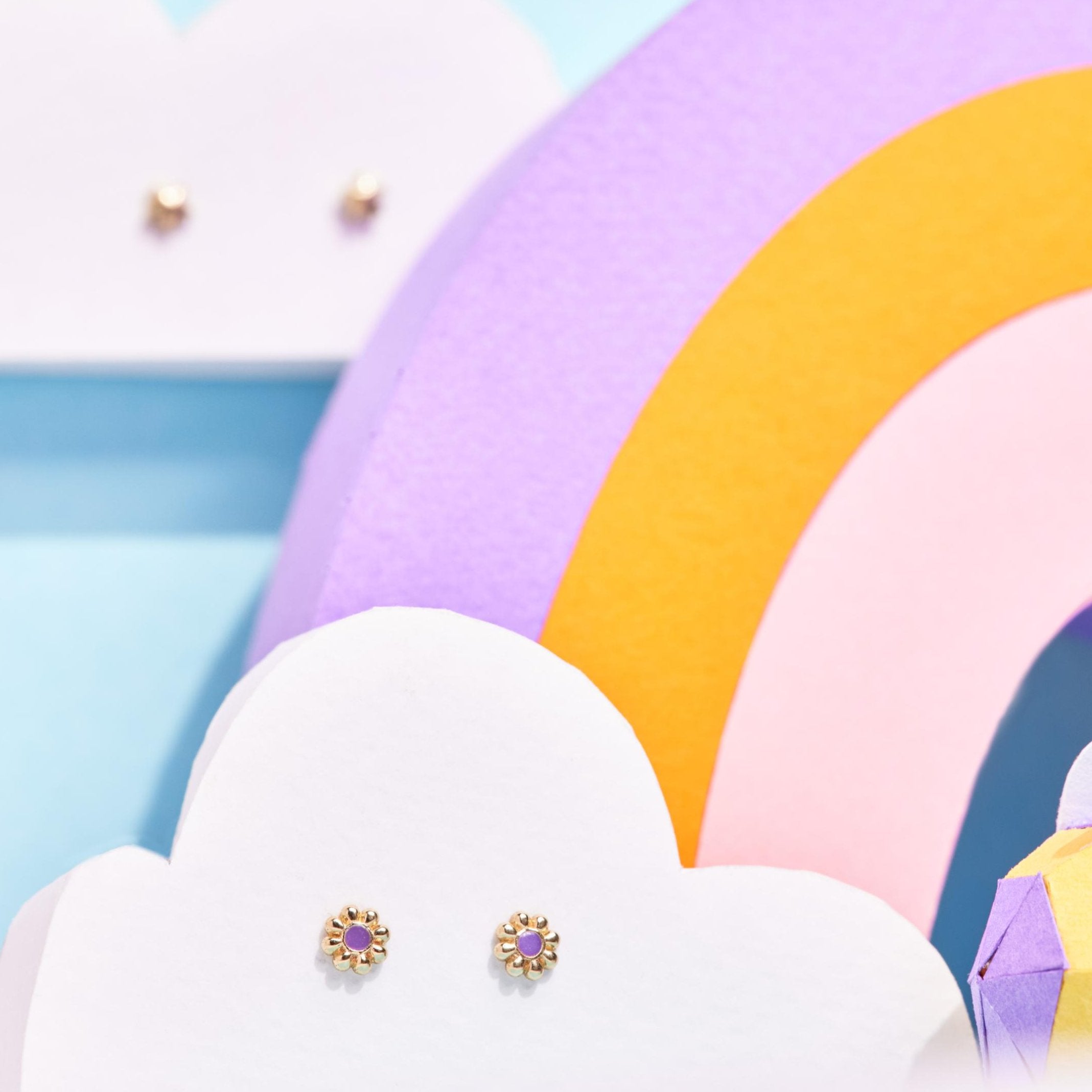 Gold daisy flower earring