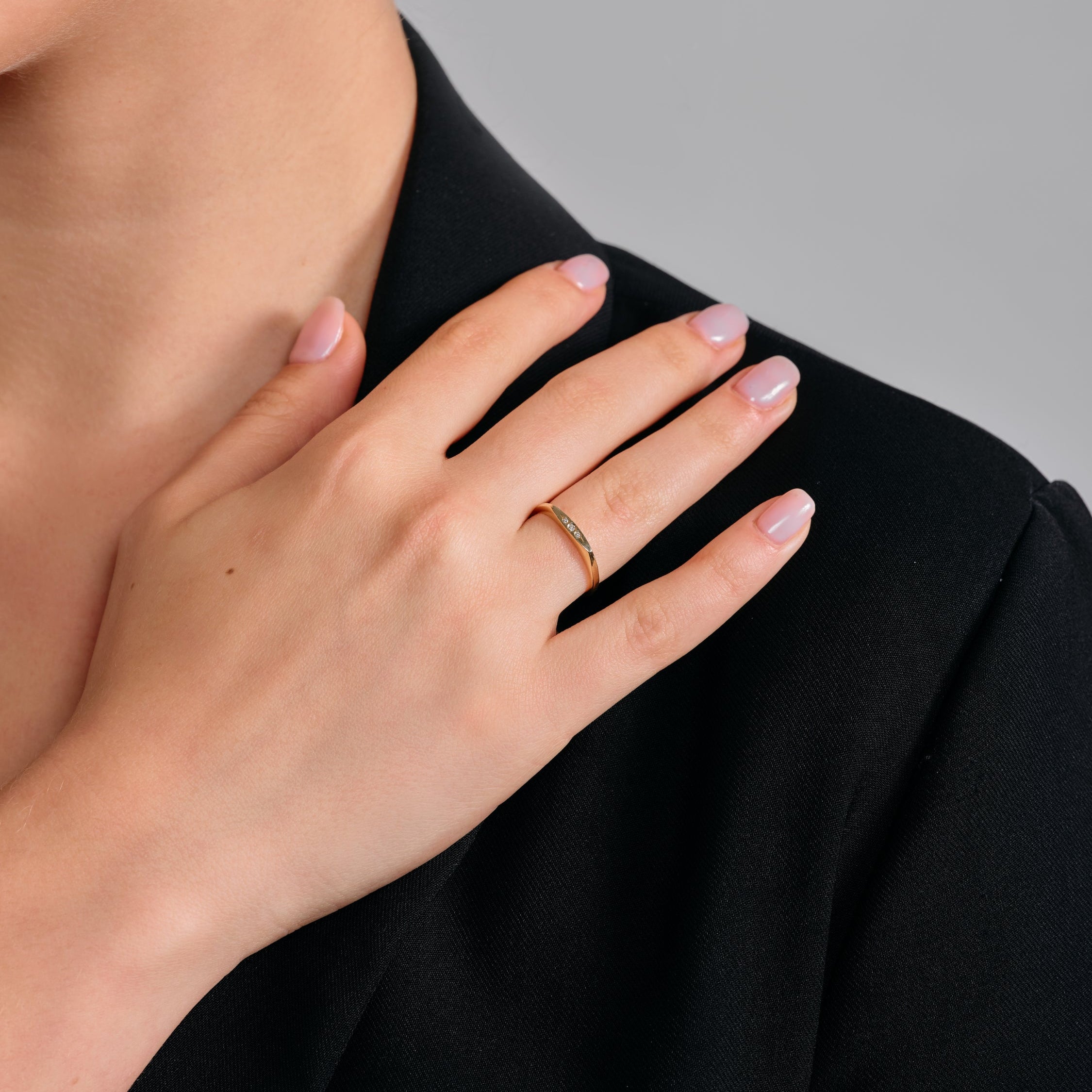 Jackie Gold Ring Three Diamonds