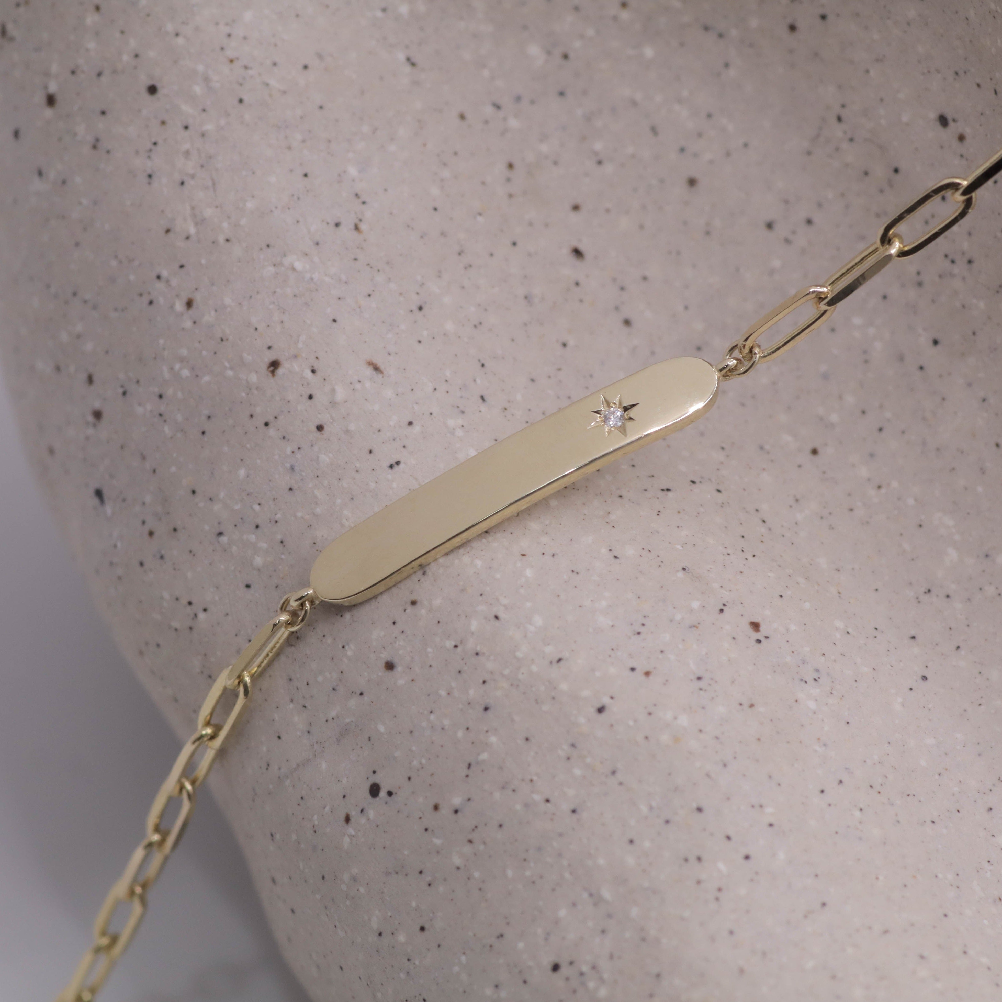 Florence Bracelet With Star setting and Staple chain
