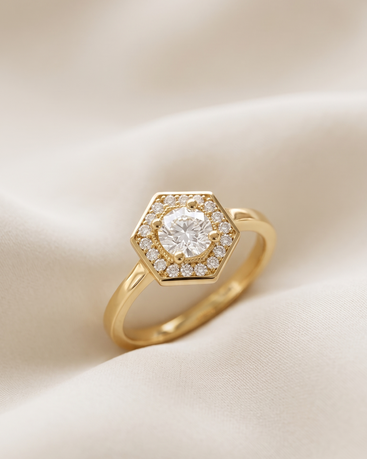 Amy Gold Ring White 5mm Diamond