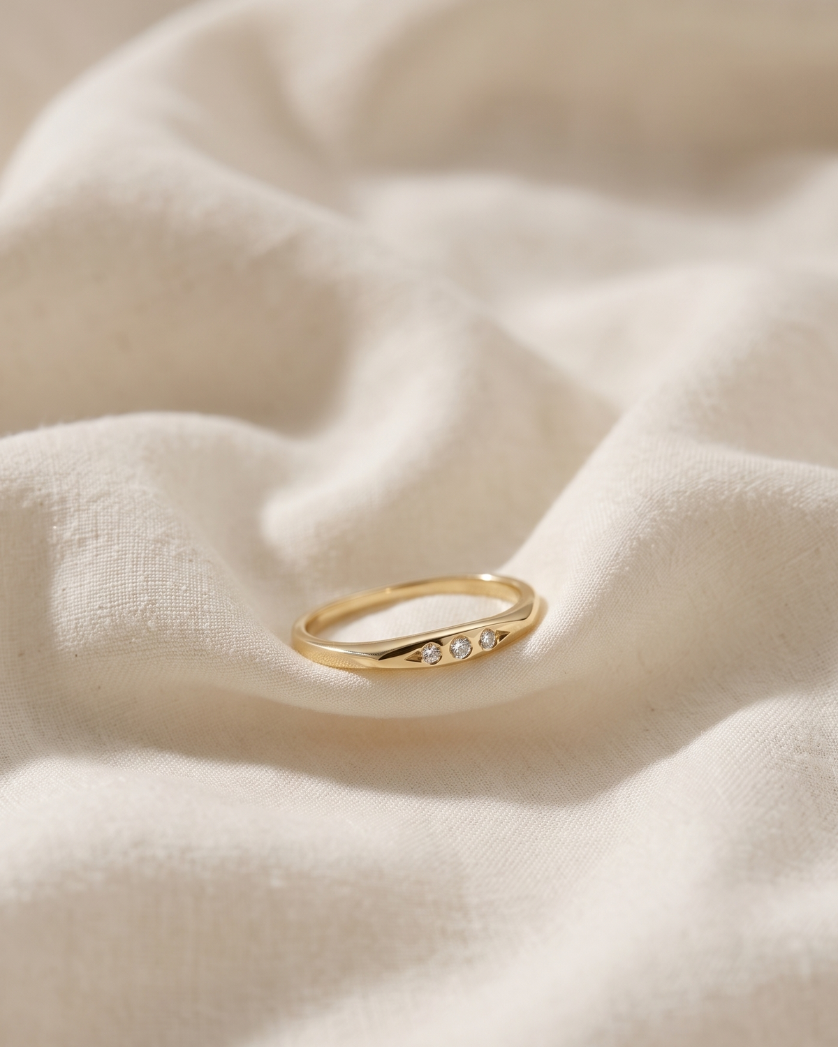 Jackie Gold Ring Three Diamonds