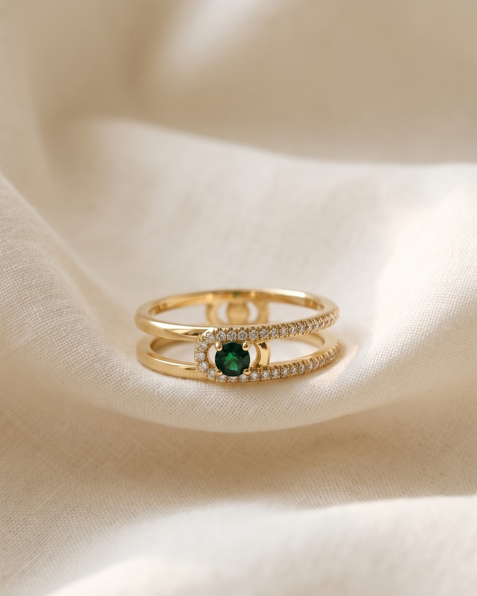 Ring 06 - Emerald & White Diamonds