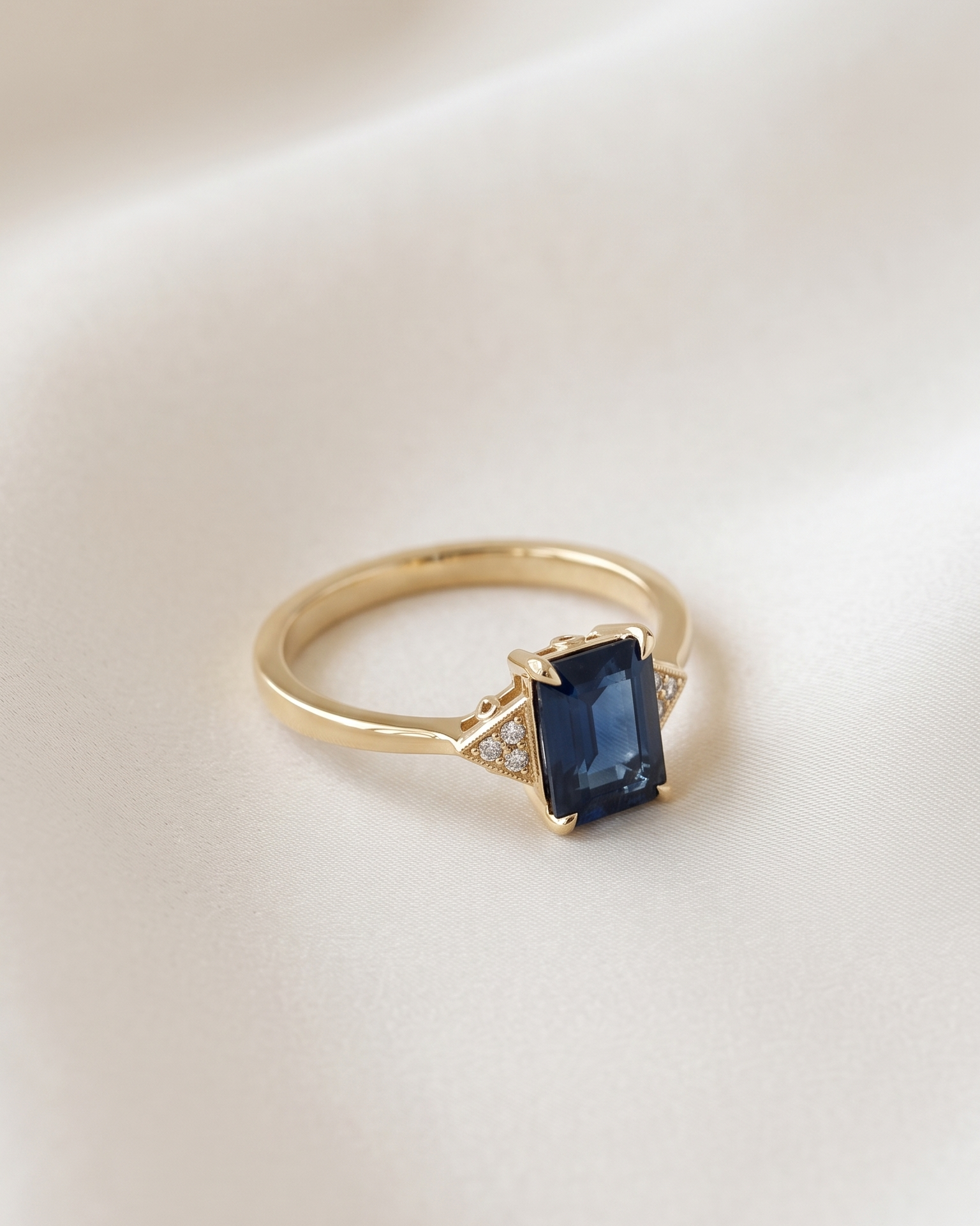 Meghan Ring With Sapphire and diamonds