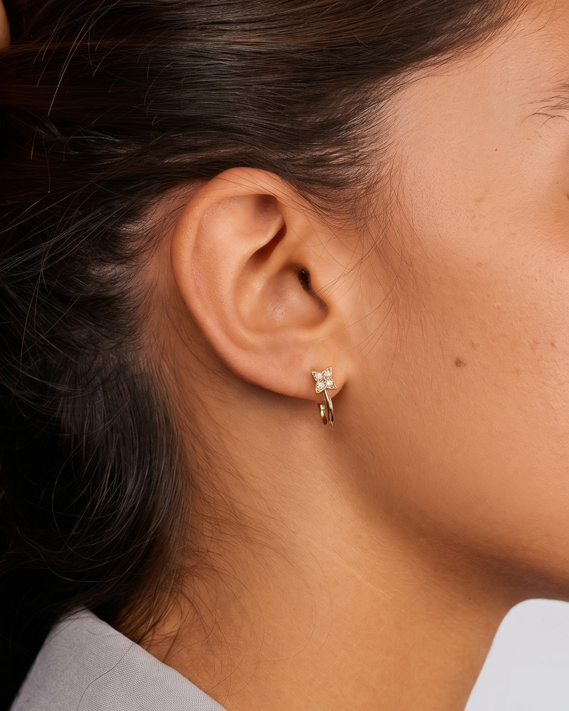 Venus English Hoop Earring with white Diamonds