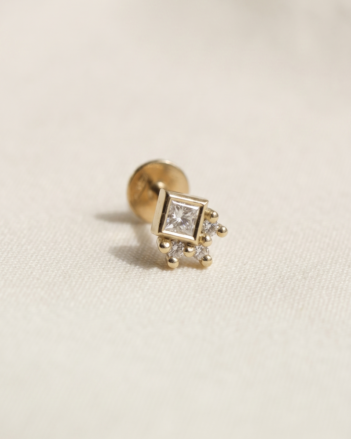 Veronica piercing earring with white diamonds