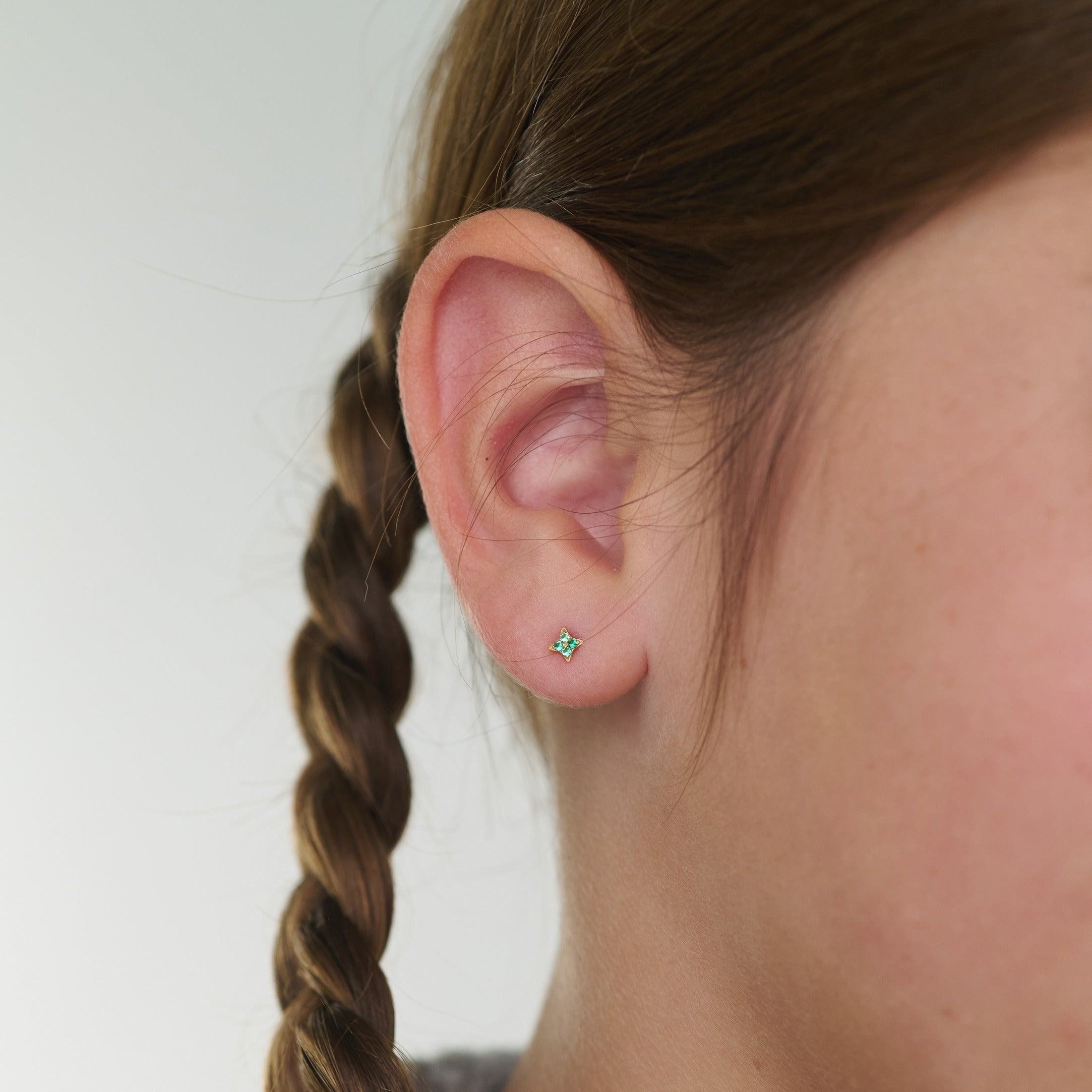 Mini Venus Gold Earring With Emerald