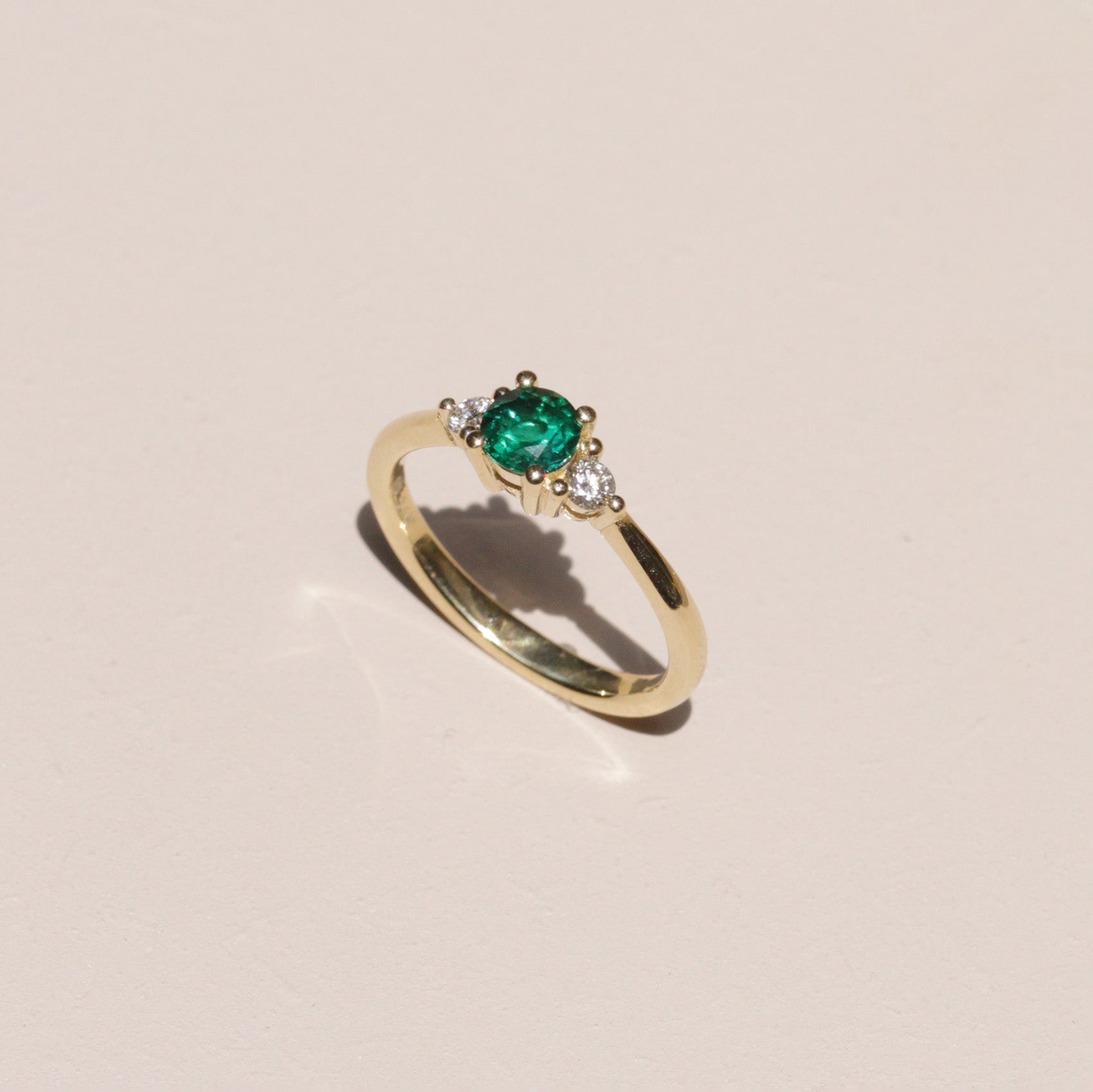 Audrey Gold Ring 4.5mm Emerald & Diamond