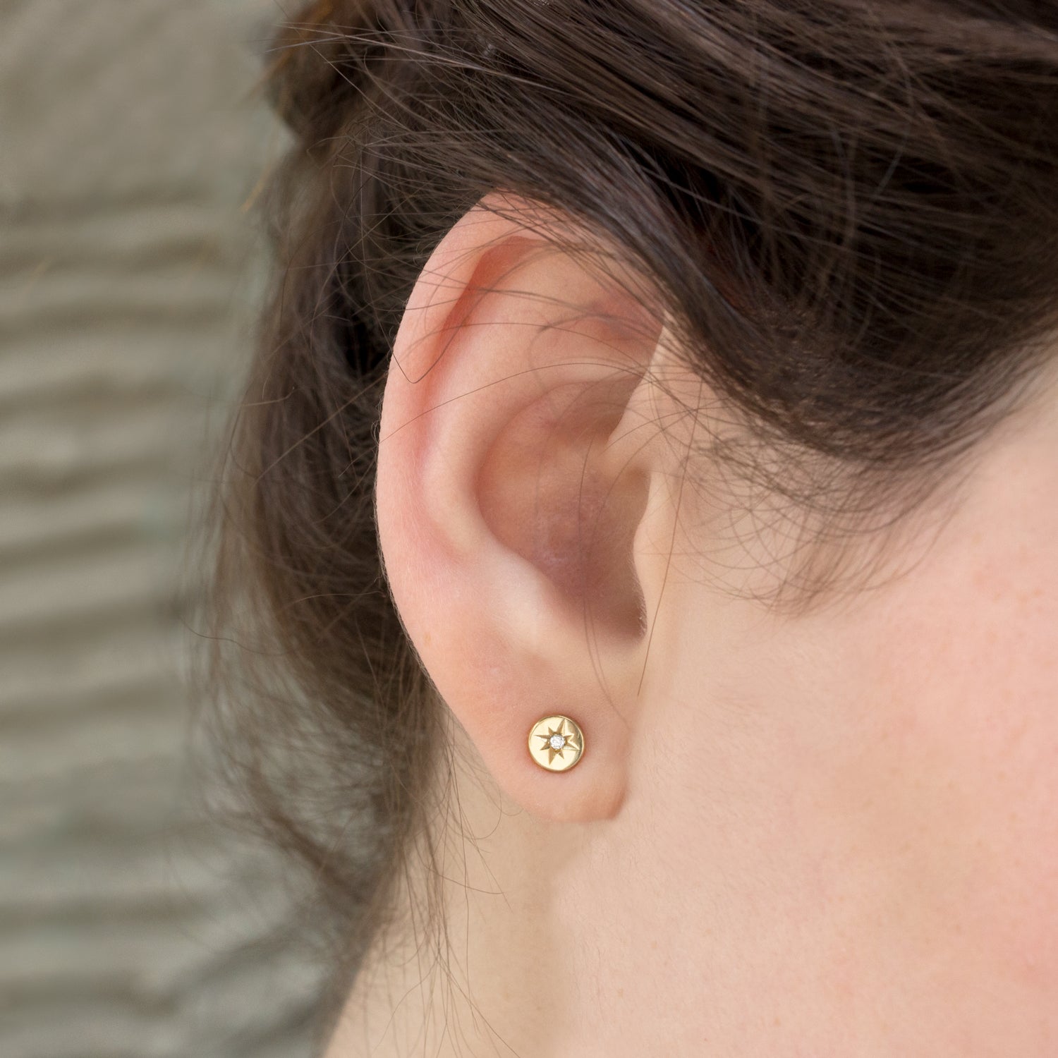 round earrings with white diamonds