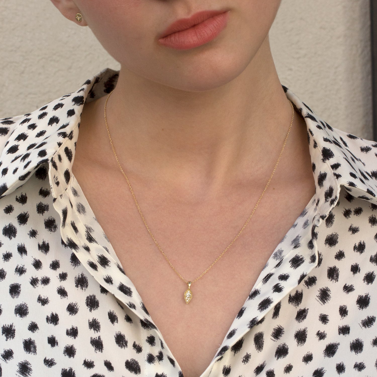 marquise gold pendant with 5 diamonds