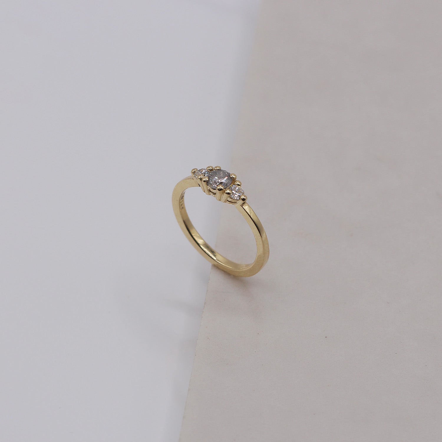 Audrey Ring Grey & White 4.5 mm Diamond