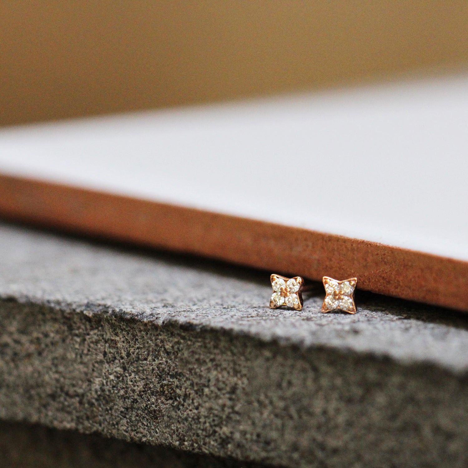 Mini Venus Gold Earring With White Diamonds