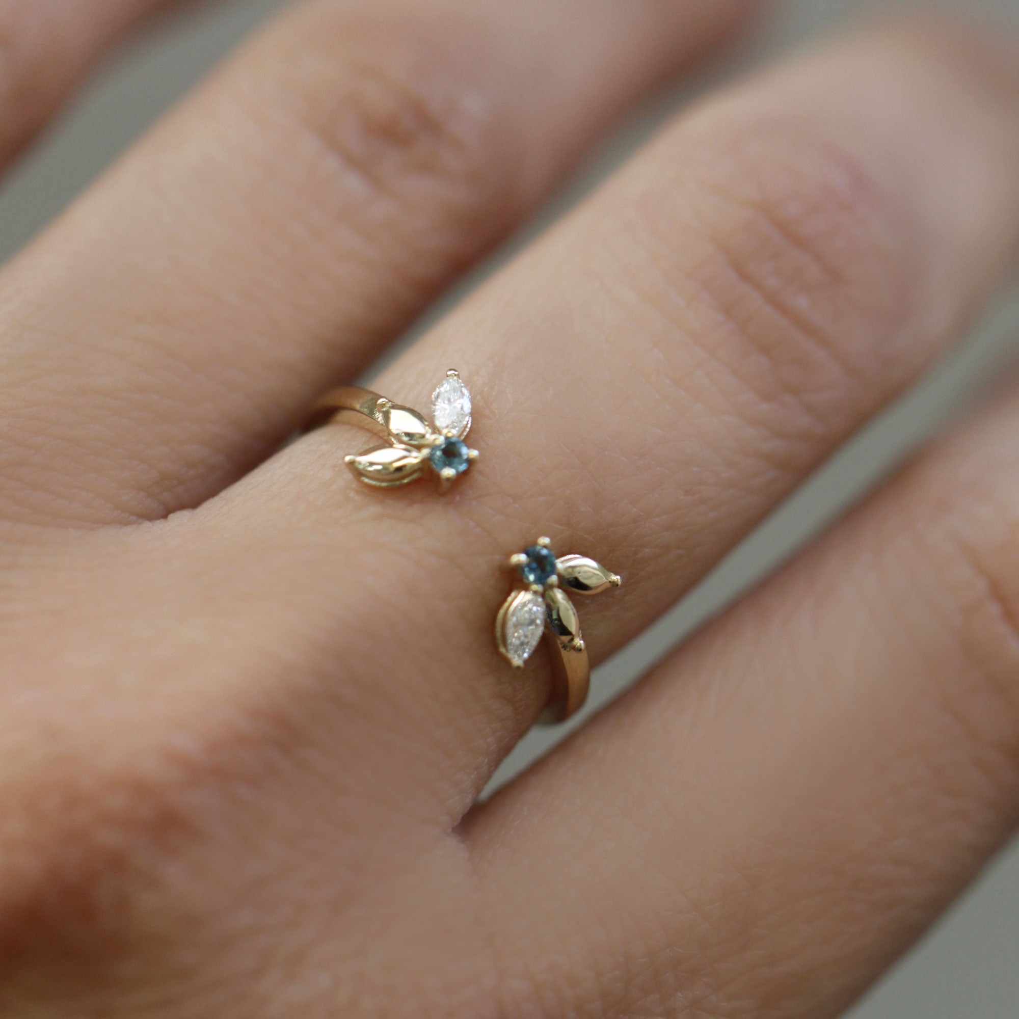 Jeanne Bécu Open Gold Ring With Diamonds & Blue Topaz
