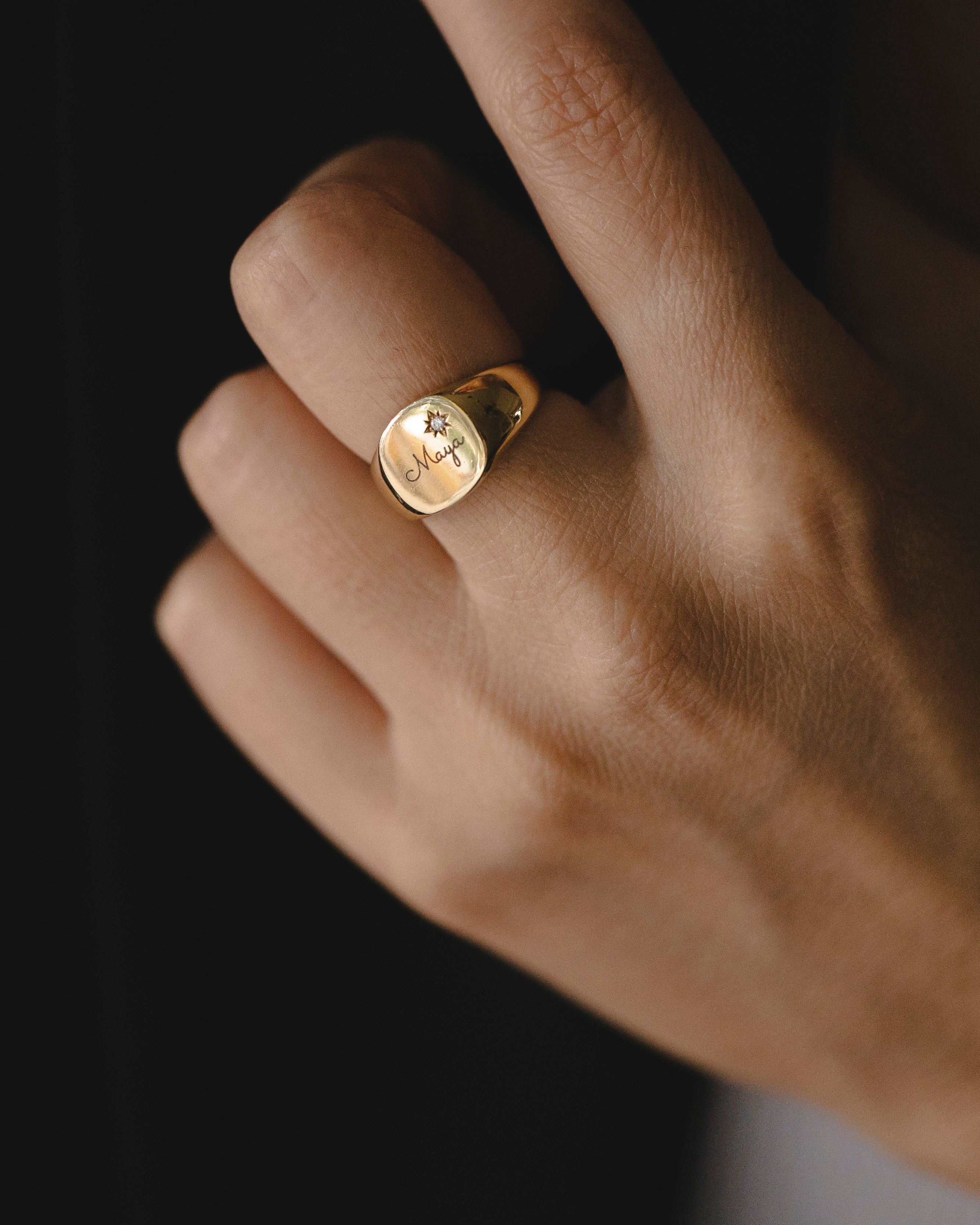 Maria Gold Ring White Diamond & Engraving