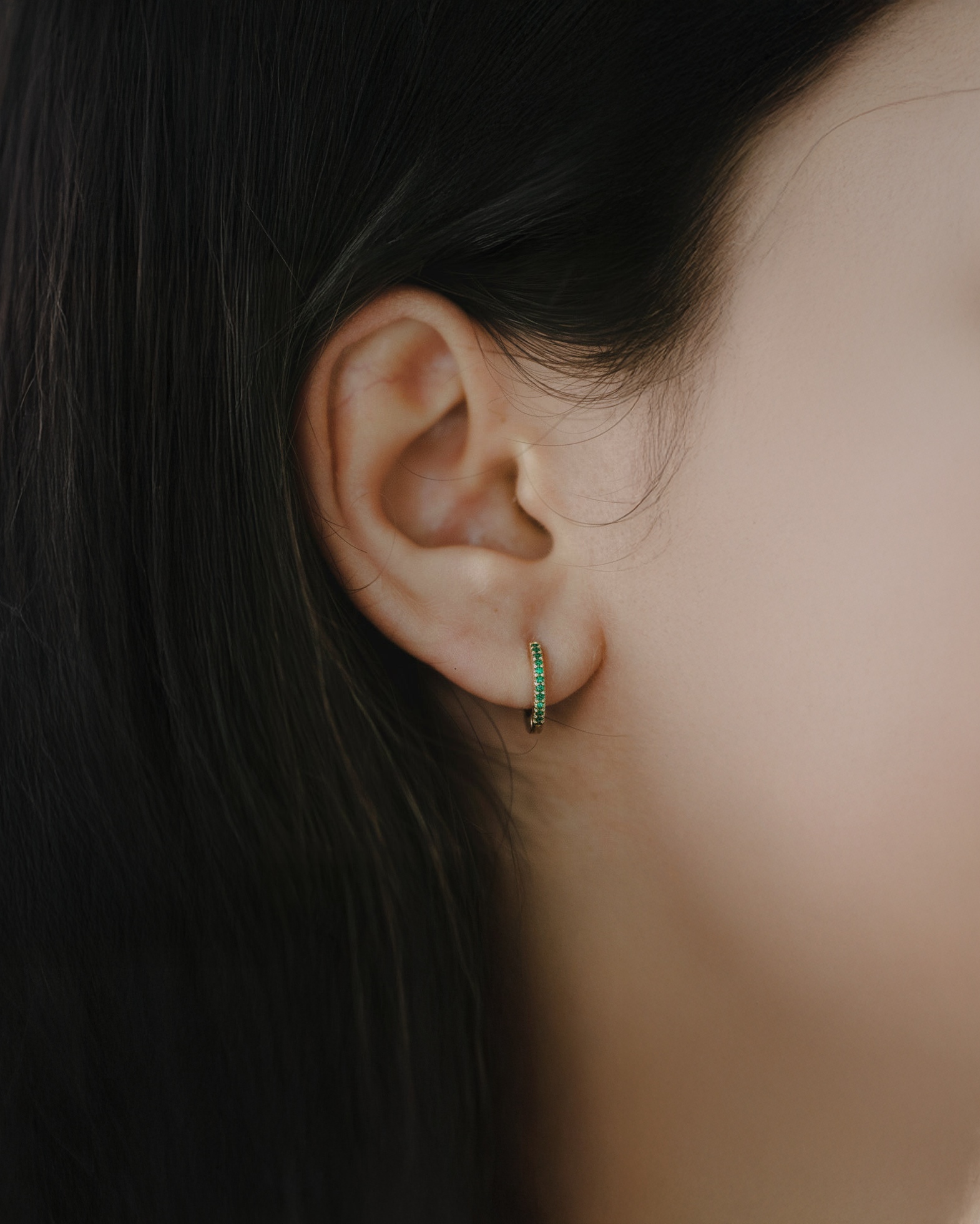 Khloé Medium Hoop Gold Earring with Emerlad