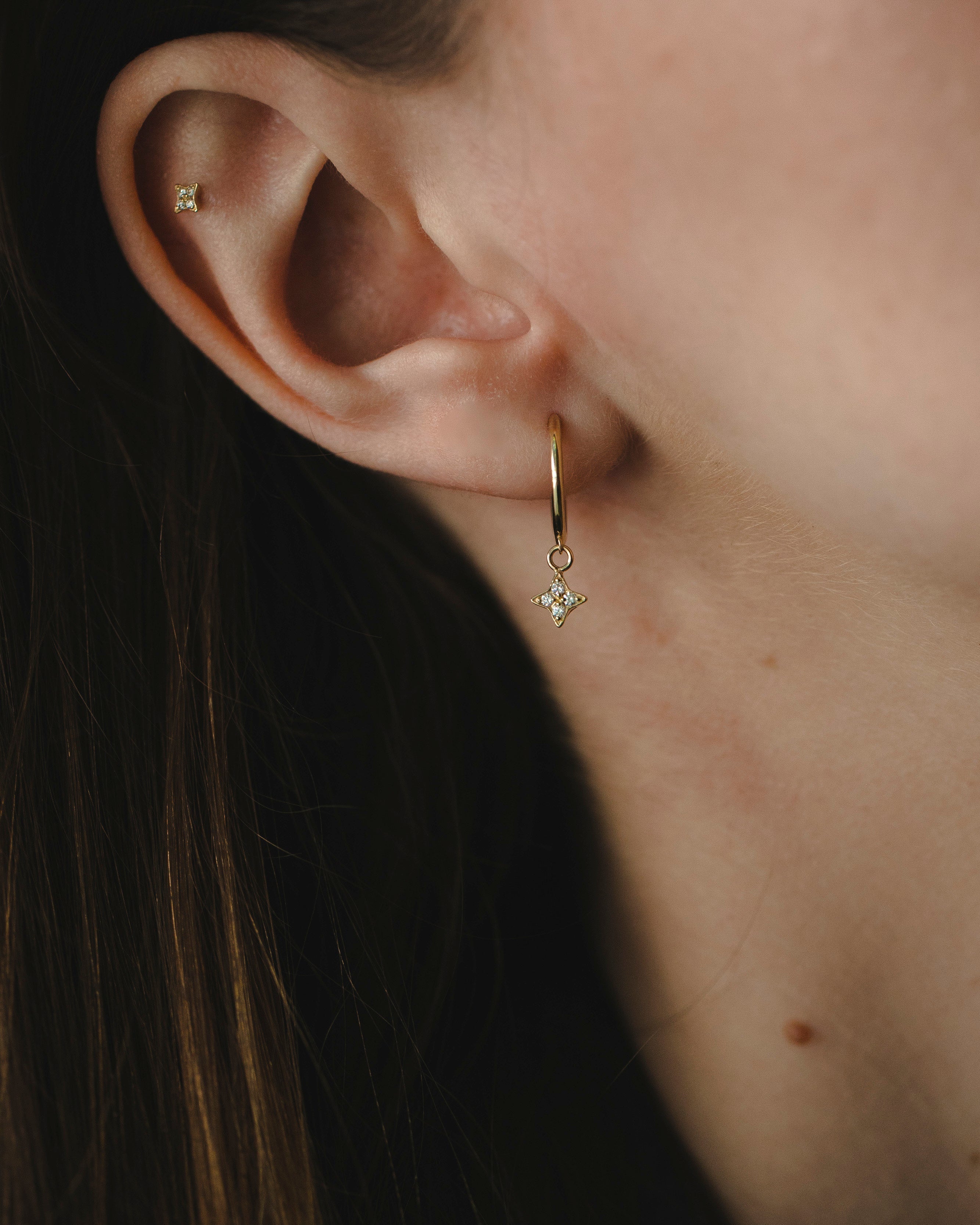 kelly hoop venus white diamond gold earring