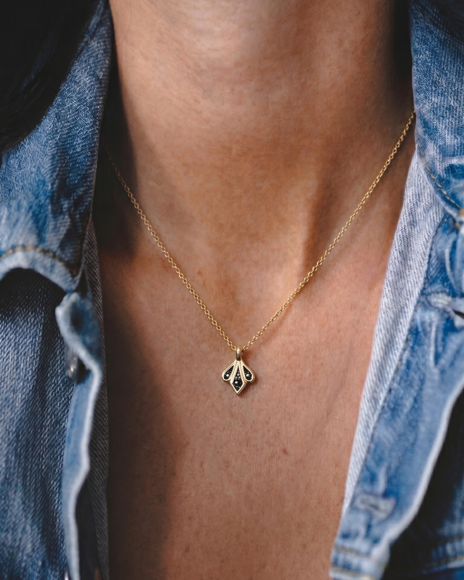 Roza Necklace black diamonds