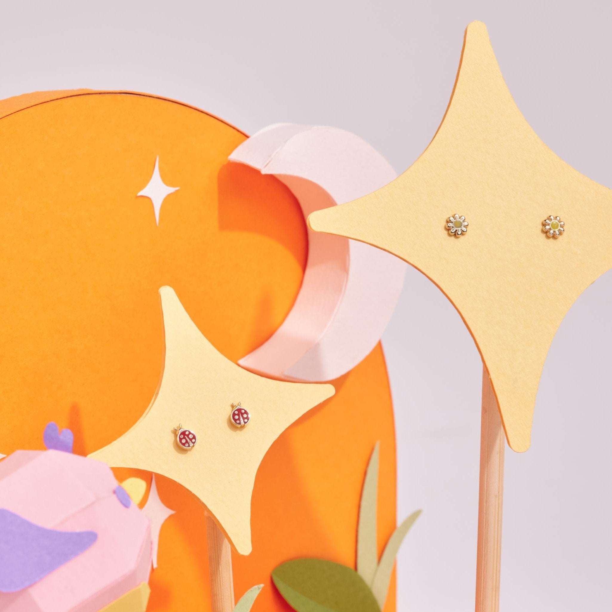 Gold daisy flower earring