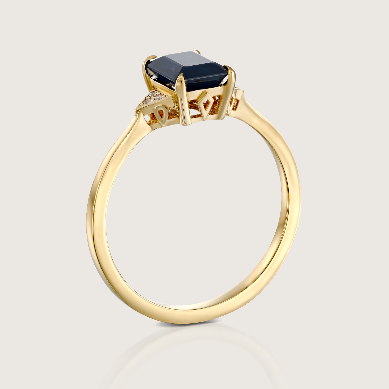 Meghan Ring With Sapphire and diamonds