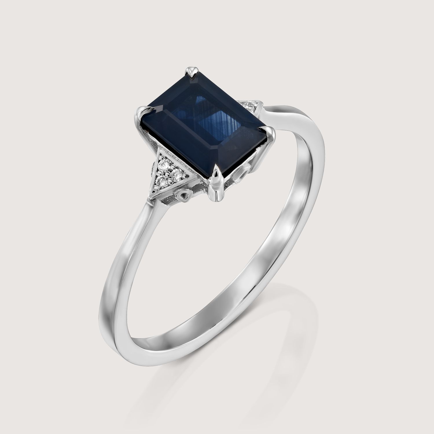 Meghan Ring With Sapphire and diamonds