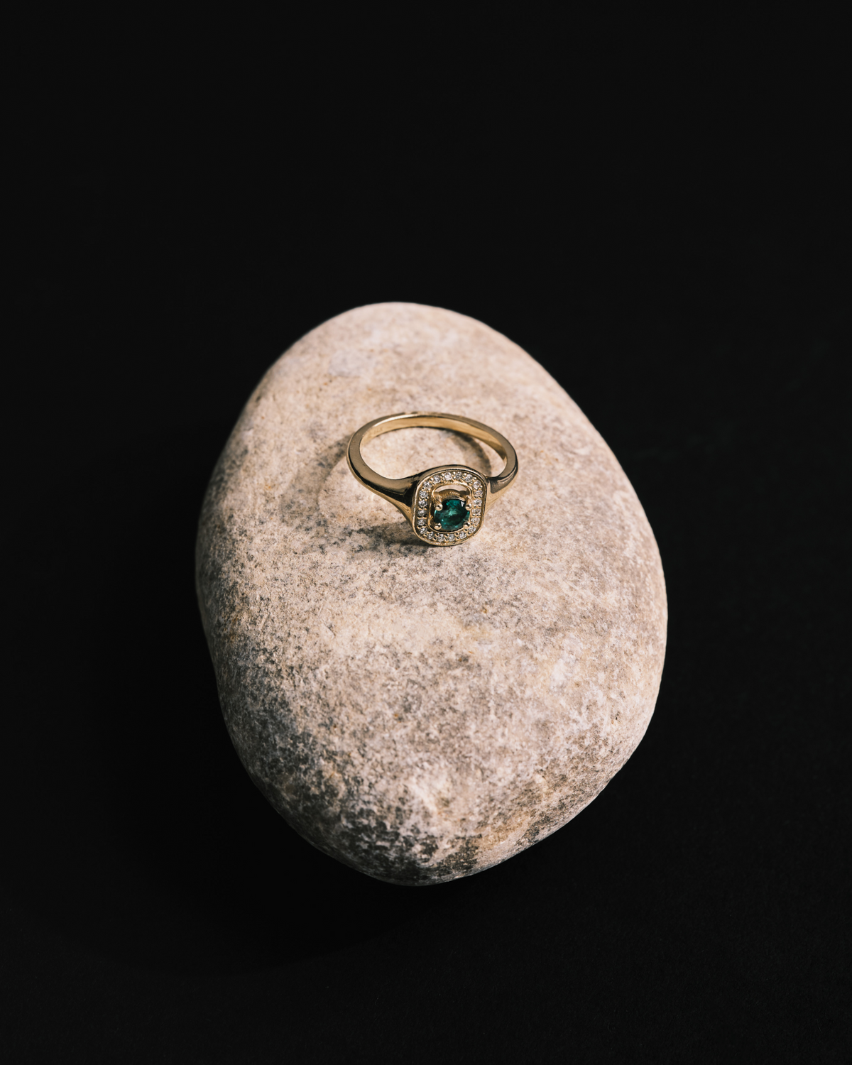 Ring 05 - Emerald & White Diamonds