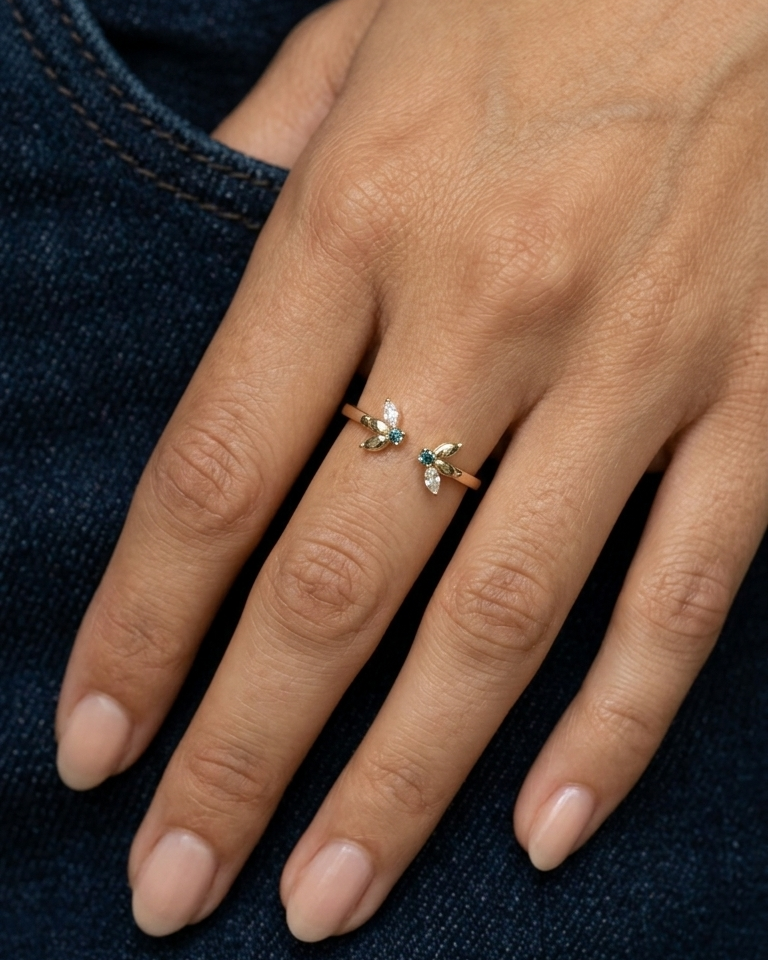 Jeanne Bécu Open Gold Ring With Diamonds & Blue Topaz