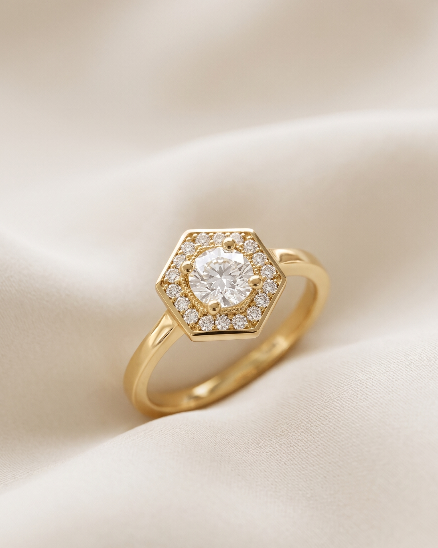 Amy Gold Ring White 5mm Diamond
