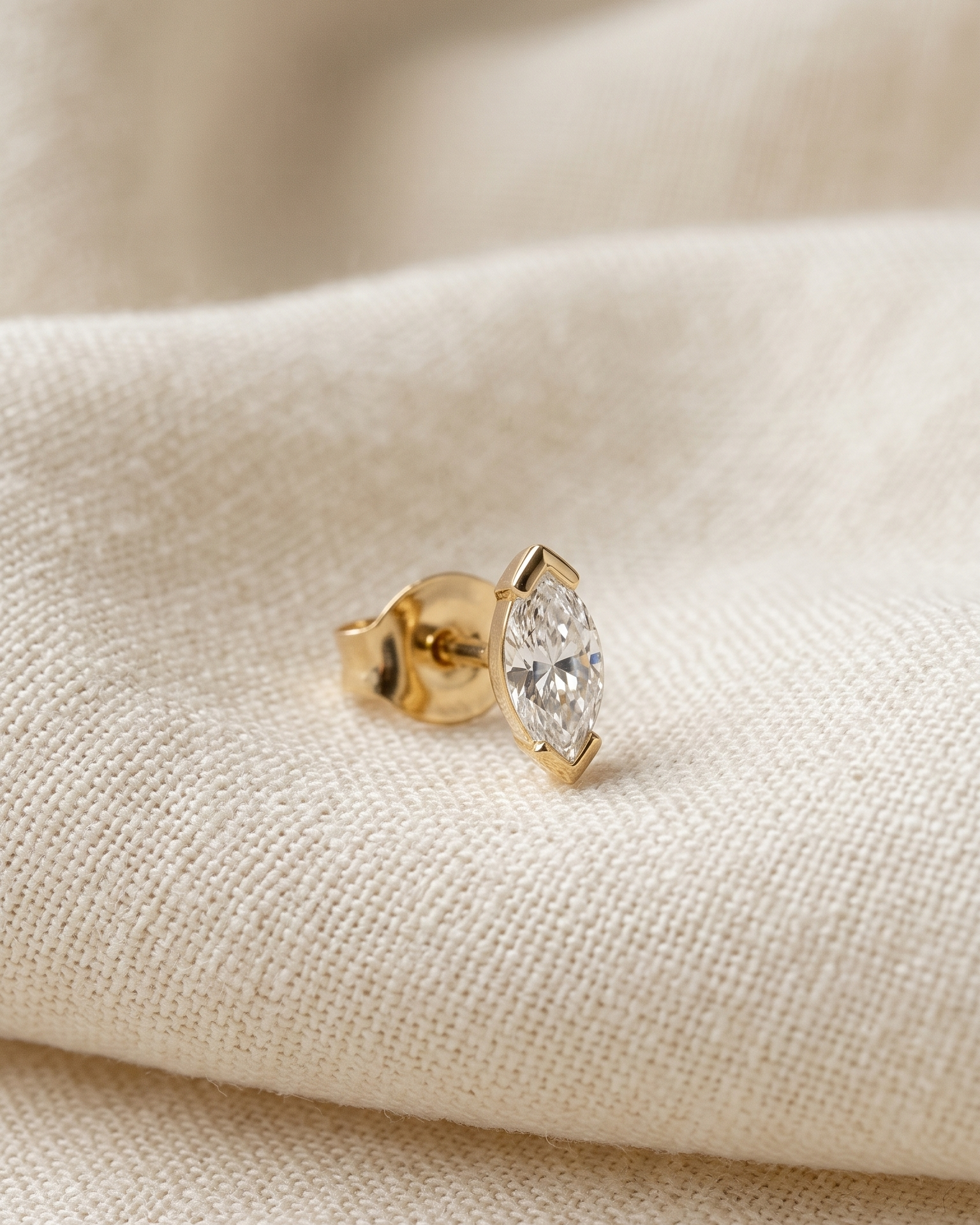 Amber earring with white diamond