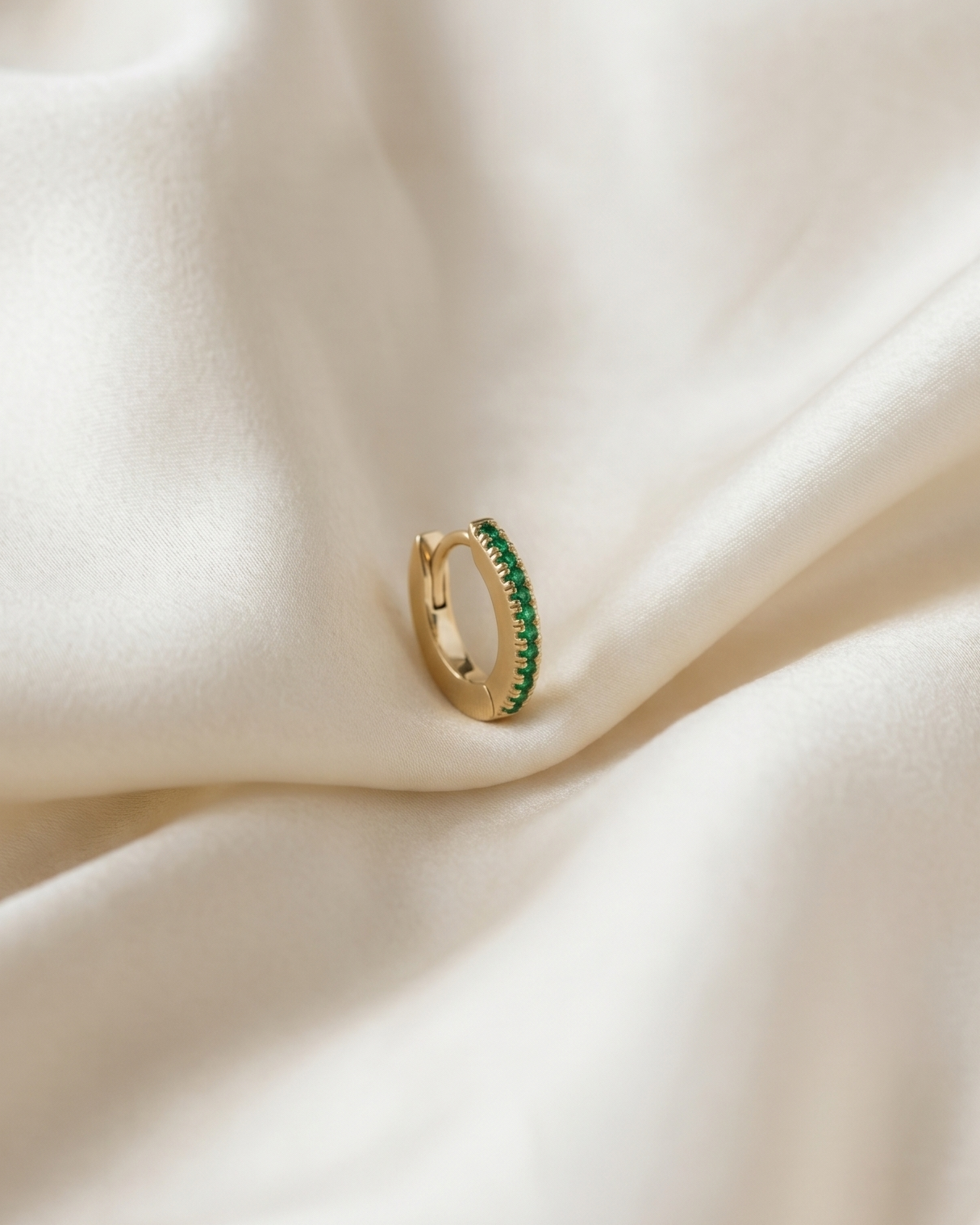 Khloé Medium Hoop Gold Earring with Emerlad