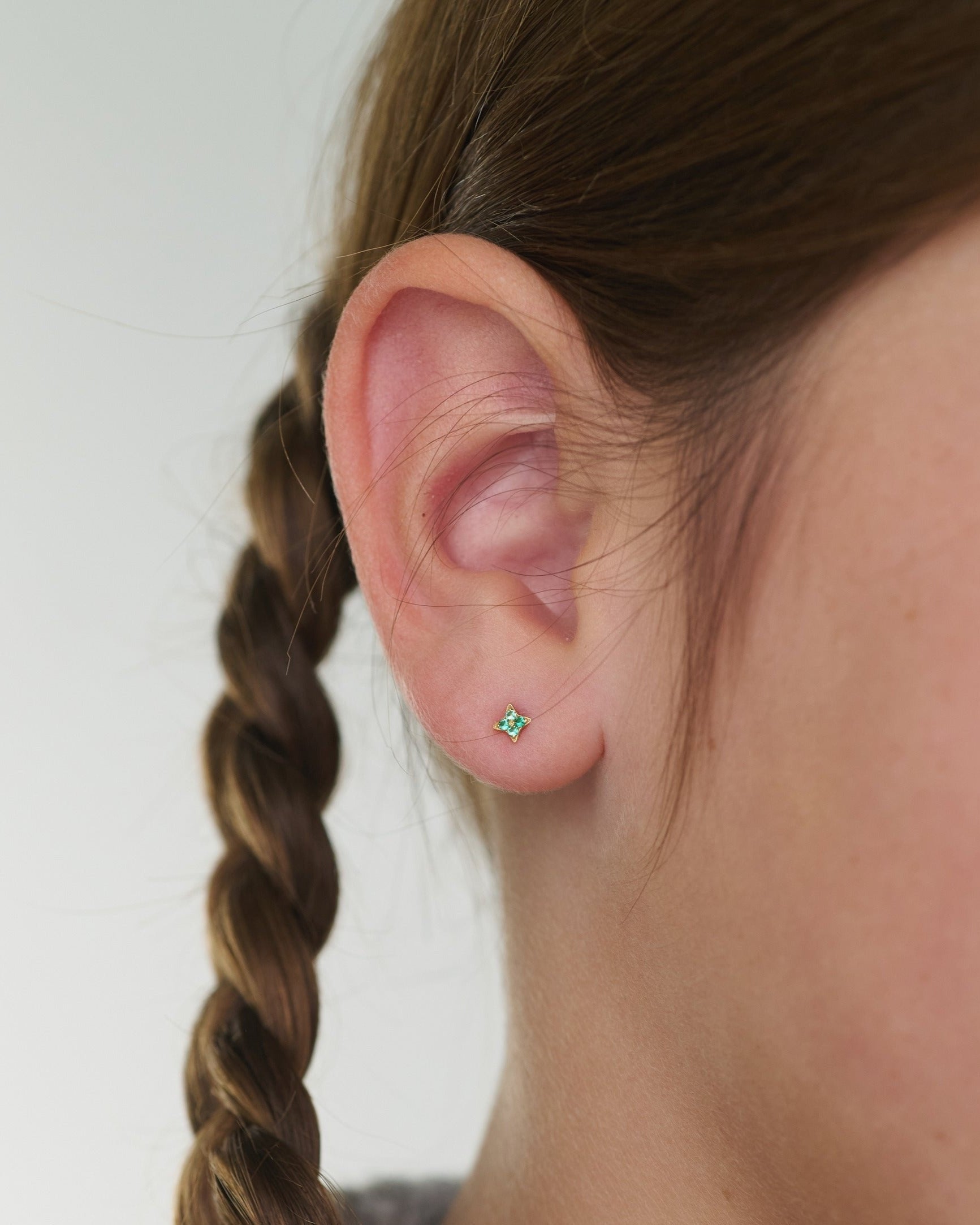 Mini Venus Gold Earring With Emerald