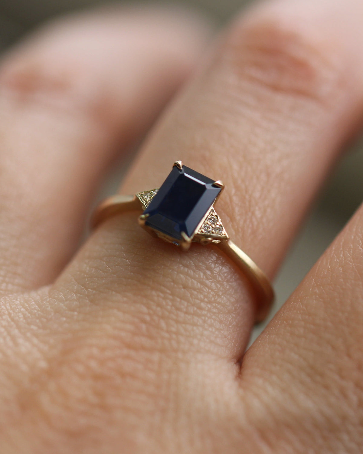 Meghan Ring With Sapphire and diamonds