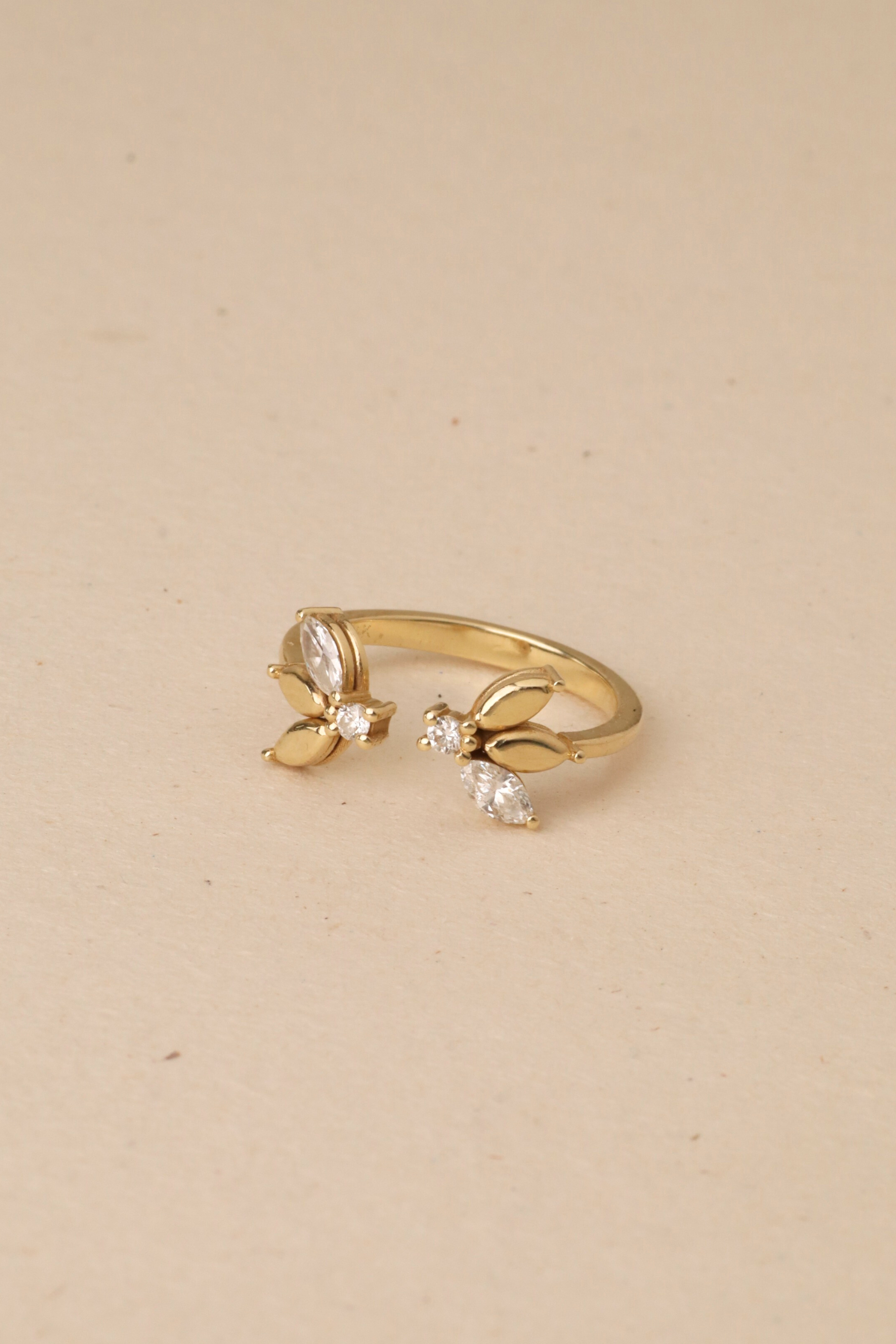 Jeanne Bécu Open Gold Ring Gold