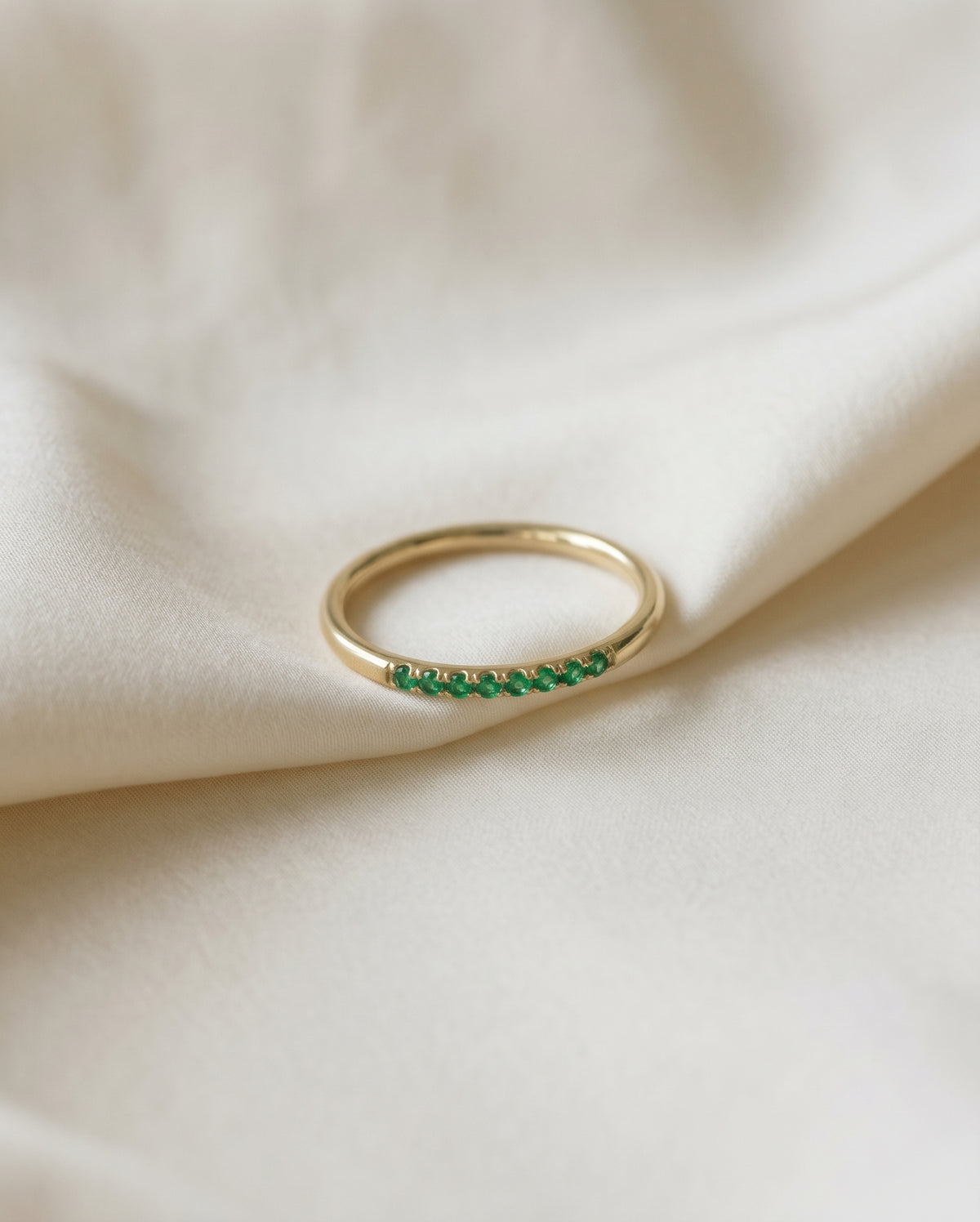 Kelly ring with Emerald