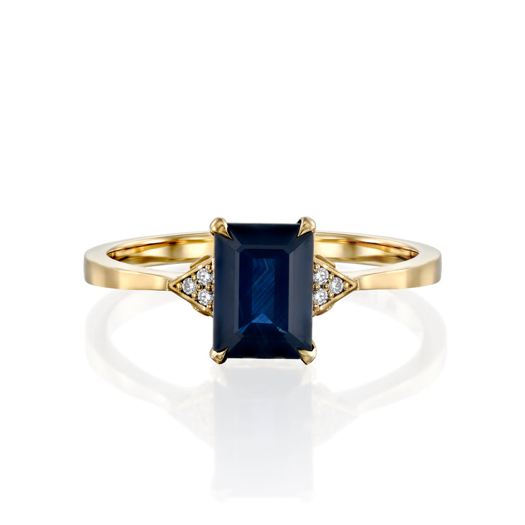Meghan Ring With Sapphire and diamonds